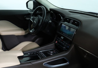 Подержанный автомобиль Jaguar F-Pace 2018 года (12 фото)
