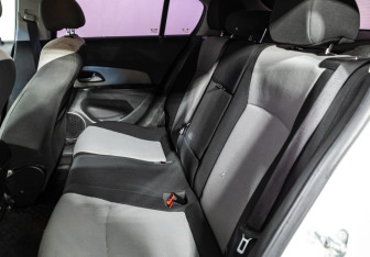 Подержанный автомобиль Chevrolet Cruze Hatchback 2013 года (10 фото)