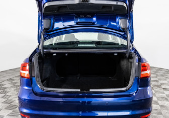 Подержанный автомобиль Volkswagen Jetta Sedan 2015 года (18 фото)