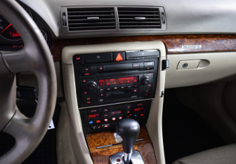 Подержанный автомобиль Audi A4 Sedan 2001 года (15 фото)