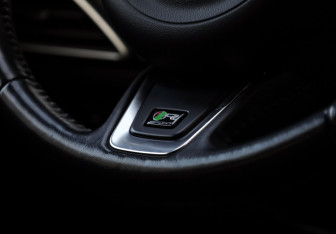 Подержанный автомобиль Jaguar F-Pace 2018 года (12 фото)