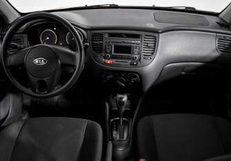 Подержанный автомобиль Kia Rio Sedan 2010 года (12 фото)