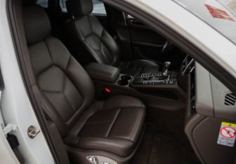 Подержанный автомобиль Porsche Macan 2015 года (27 фото)