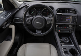 Подержанный автомобиль Jaguar F-Pace 2017 года (11 фото)