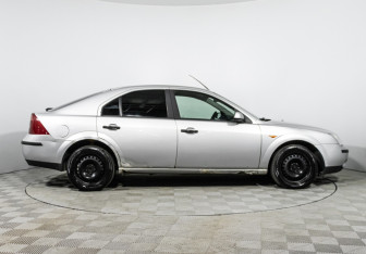 Подержанный автомобиль Ford Mondeo Liftback 2002 года (4 фото)