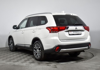 Подержанный автомобиль Mitsubishi Outlander 2017 года (7 фото)
