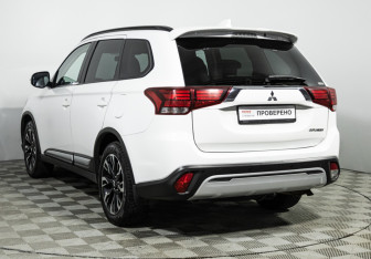 Подержанный автомобиль Mitsubishi Outlander 2022 года (7 фото)