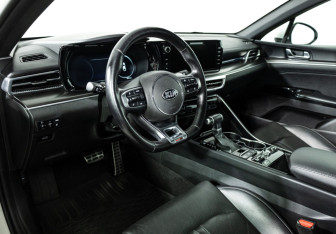 Подержанный автомобиль Kia K5 2020 года (11 фото)