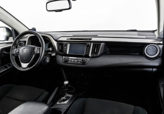 Подержанный автомобиль Toyota RAV4 2016 года (9 фото)