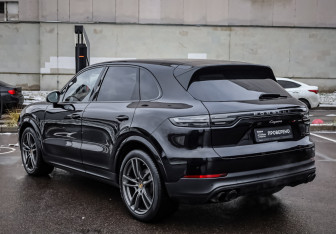 Подержанный автомобиль Porsche Cayenne 2018 года (8 фото)