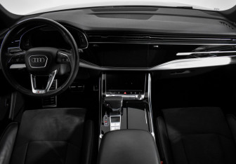 Подержанный автомобиль Audi Q8 2019 года (15 фото)