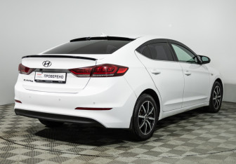 Подержанный автомобиль Hyundai Elantra Sedan 2017 года (5 фото)