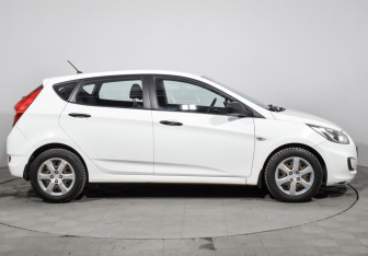 Подержанный автомобиль Hyundai Solaris Hatchback 2014 года (4 фото)