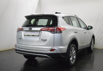 Подержанный автомобиль Toyota RAV4 2017 года (5 фото)