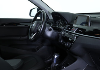 Подержанный автомобиль BMW X1 2017 года (10 фото)