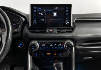 Подержанный автомобиль Toyota RAV4 2020 года (18 фото)