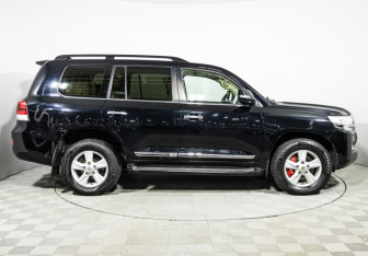 Подержанный автомобиль Toyota Land Cruiser Suv 2015 года (11 фото)