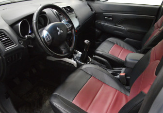 Подержанный автомобиль Mitsubishi ASX 2011 года (9 фото)