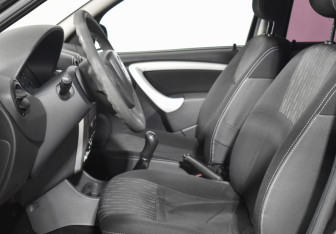 Подержанный автомобиль Renault Sandero 2013 года (10 фото)
