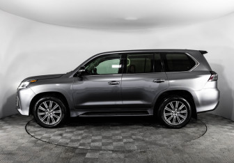Подержанный автомобиль Lexus LX 2016 года (10 фото)
