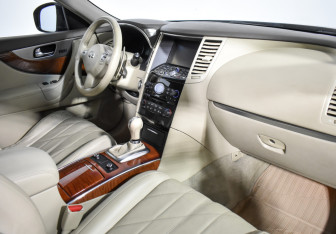 Подержанный автомобиль Infiniti QX70 2014 года (16 фото)