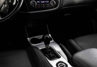 Подержанный автомобиль Mitsubishi Outlander 2015 года (12 фото)