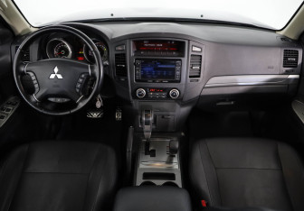Подержанный автомобиль Mitsubishi Pajero 2013 года (9 фото)