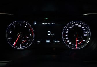 Подержанный автомобиль Genesis G70 2019 года (12 фото)