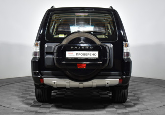 Подержанный автомобиль Mitsubishi Pajero 2013 года (17 фото)