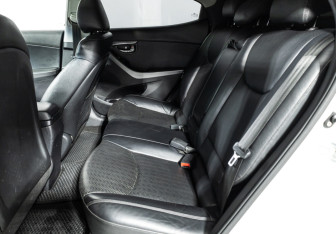 Подержанный автомобиль Hyundai Avante Sedan 2011 года (10 фото)