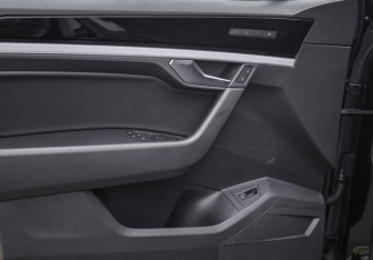 Подержанный автомобиль Volkswagen Touareg 2021 года (26 фото)
