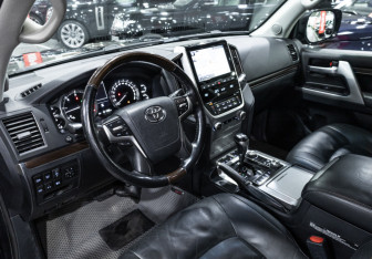 Подержанный автомобиль Toyota Land Cruiser Suv 2018 года (13 фото)