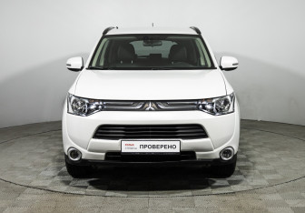 Подержанный автомобиль Mitsubishi Outlander 2012 года (2 фото)