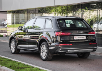 Подержанный автомобиль Audi Q7 2019 года (8 фото)