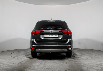 Подержанный автомобиль Mitsubishi Outlander 2018 года (6 фото)