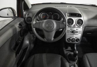 Подержанный автомобиль Opel Corsa 2013 года (11 фото)
