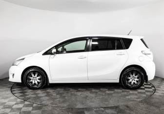 Подержанный автомобиль Toyota Verso 2015 года (8 фото)