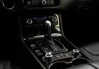 Подержанный автомобиль Volkswagen Touareg 2012 года (14 фото)