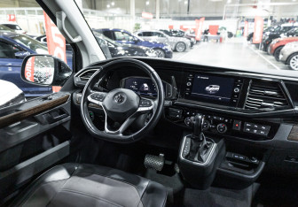 Подержанный автомобиль Volkswagen Multivan 2020 года (20 фото)