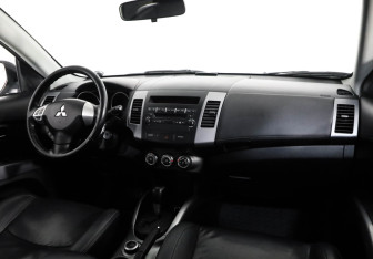Подержанный автомобиль Mitsubishi Outlander 2010 года (9 фото)