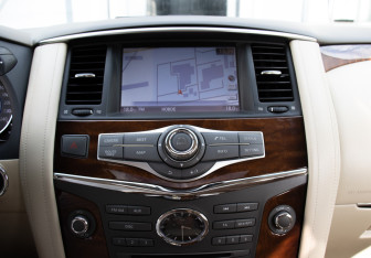 Подержанный автомобиль Infiniti QX80 2015 года (23 фото)