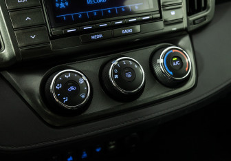 Подержанный автомобиль Toyota RAV4 2015 года (15 фото)