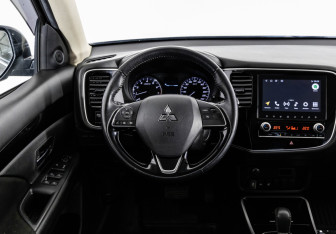 Подержанный автомобиль Mitsubishi Outlander 2021 года (14 фото)