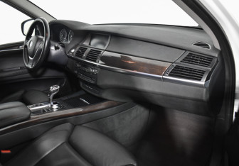 Подержанный автомобиль BMW X5 2012 года (12 фото)