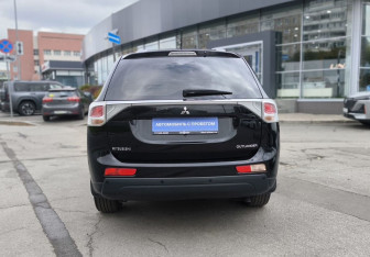 Подержанный автомобиль Mitsubishi Outlander 2013 года (5 фото)