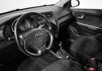Подержанный автомобиль Kia Rio Hatchback 2017 года (9 фото)