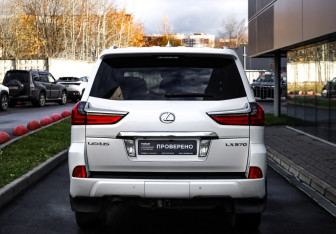 Подержанный автомобиль Lexus LX 2016 года (6 фото)