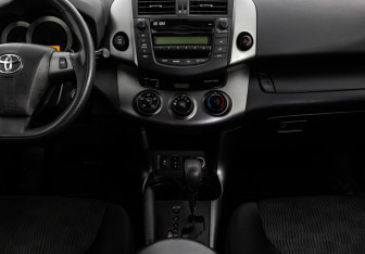Подержанный автомобиль Toyota RAV4 2010 года (11 фото)