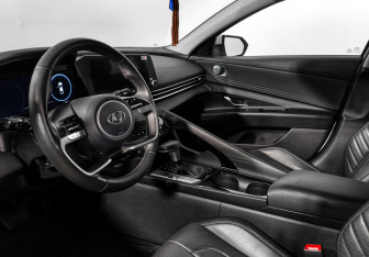 Подержанный автомобиль Hyundai Elantra Sedan 2022 года (9 фото)