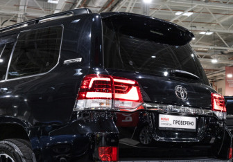Подержанный автомобиль Toyota Land Cruiser Suv 2019 года (12 фото)
